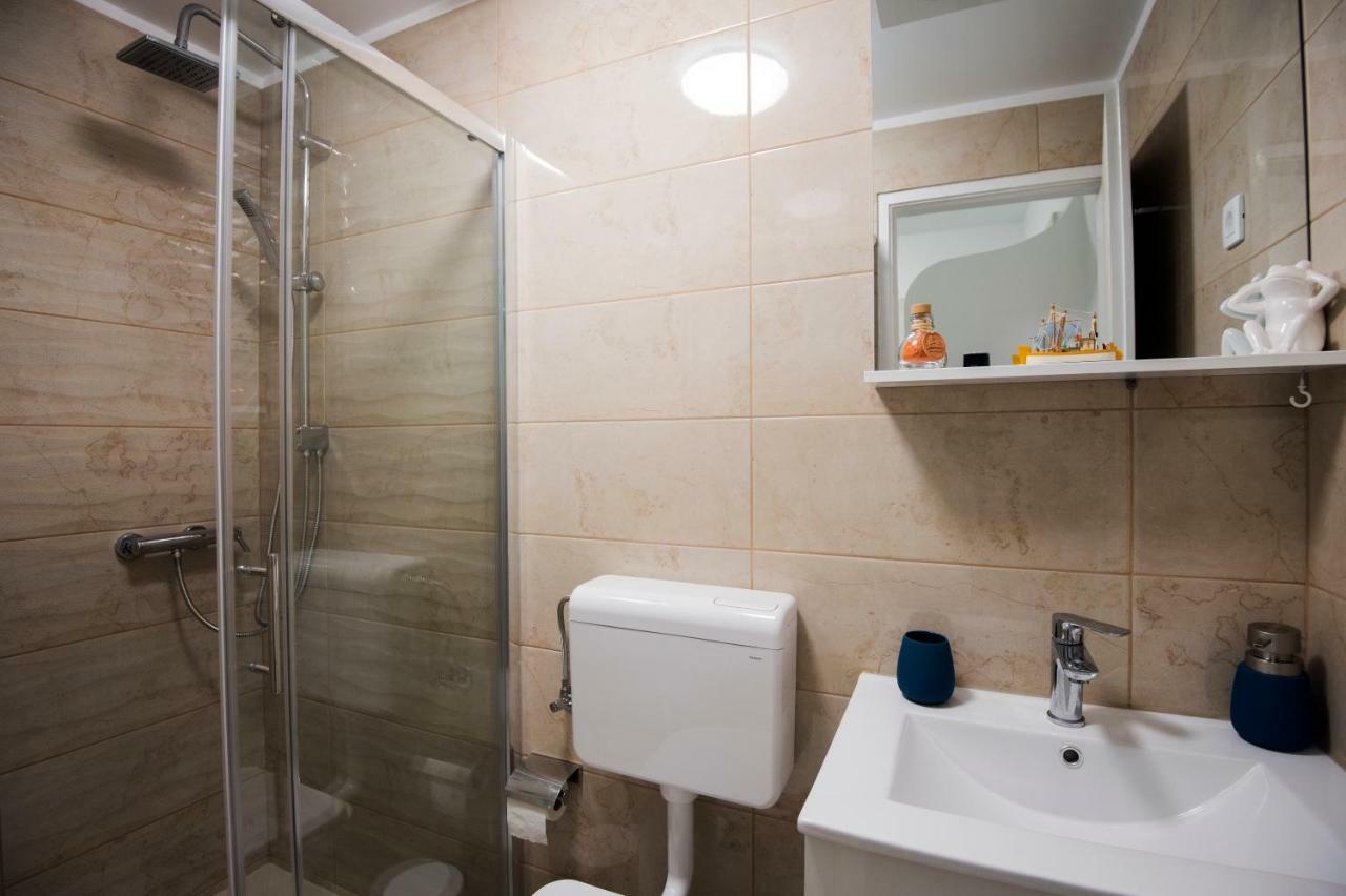 Ibis Your Cosy Oasis With Private Parking And Patio Split Exterior photo
